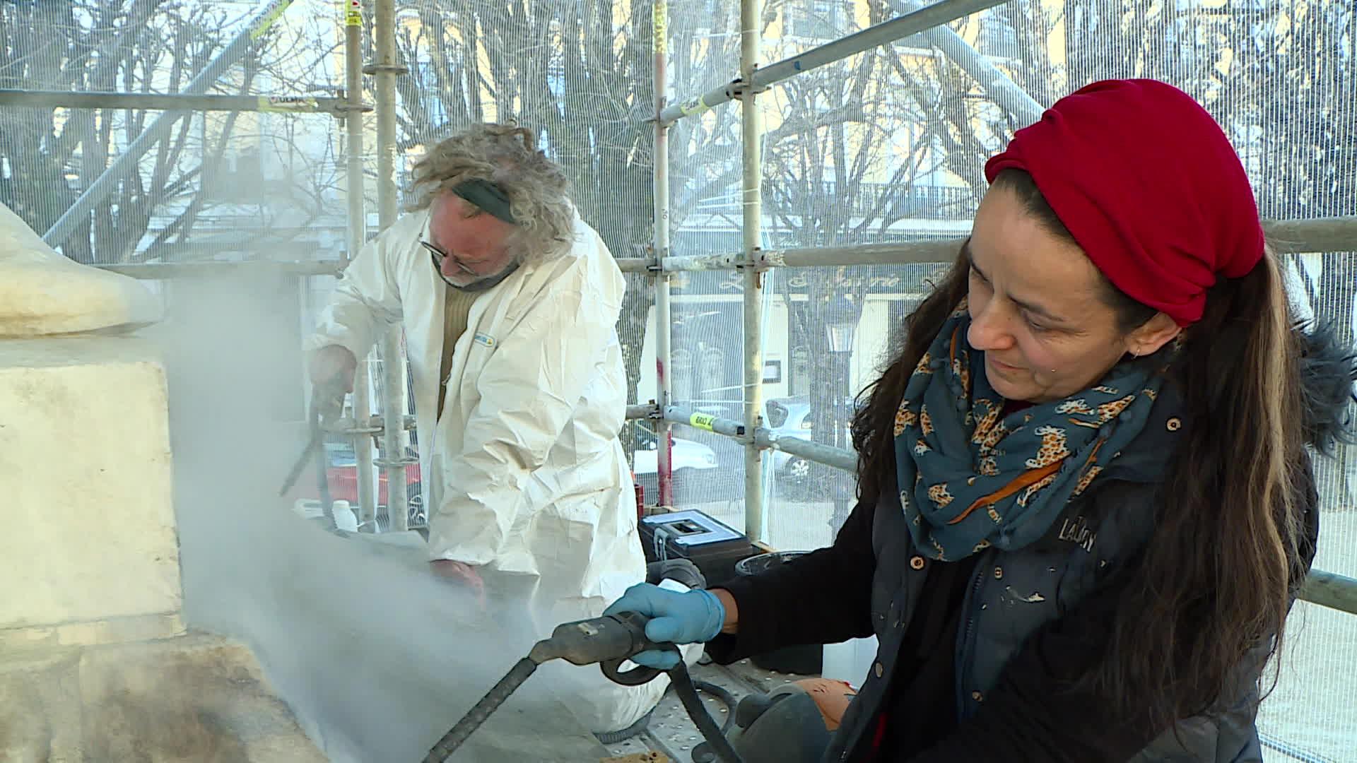 La statue de marbre blanc de Henri IV est installée à Pau place royale depuis 180 ans.