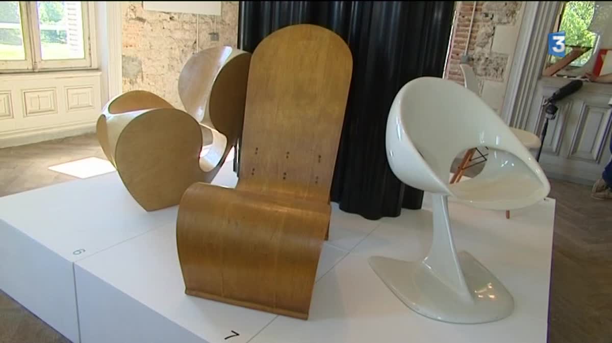 Meubles et chaises conçus par des designers de différentes époques à découvrir au Domaine de Boisbuchet en Charente.