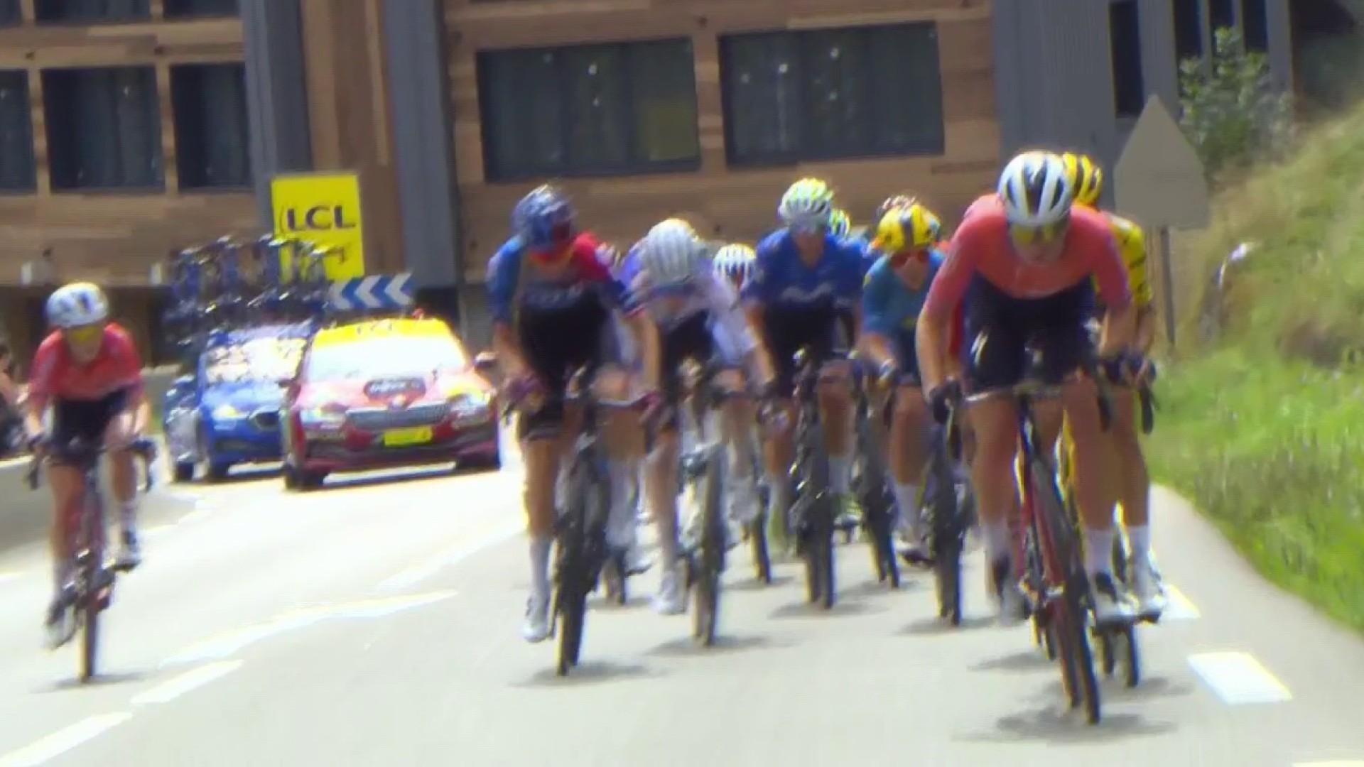 Dans la dernière montée de la 7e étape du Tour de France Femmes, menant au Grand-Bornand, la Néerlandaise Demi Vollering tente de prendre les choses en main en attaquant ses concurrentes. Sans succès pour le moment.