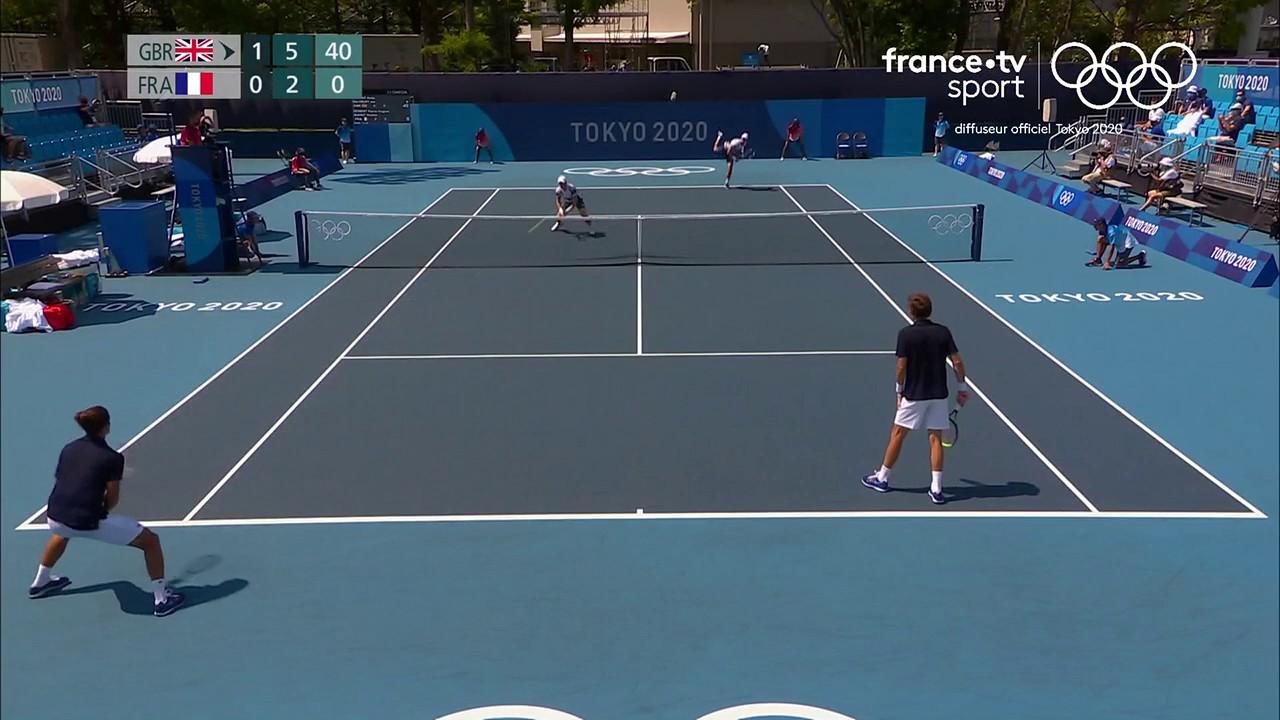 À la surprise générale, les Français Pierre-Hugues Herbert et Nicolas Mahut sortent dès le premier tour face aux Britanniques emmenés par Andy Murray. Les Bleus faisaient office de favoris après leur victoire à Roland-Garros au mois de juin.