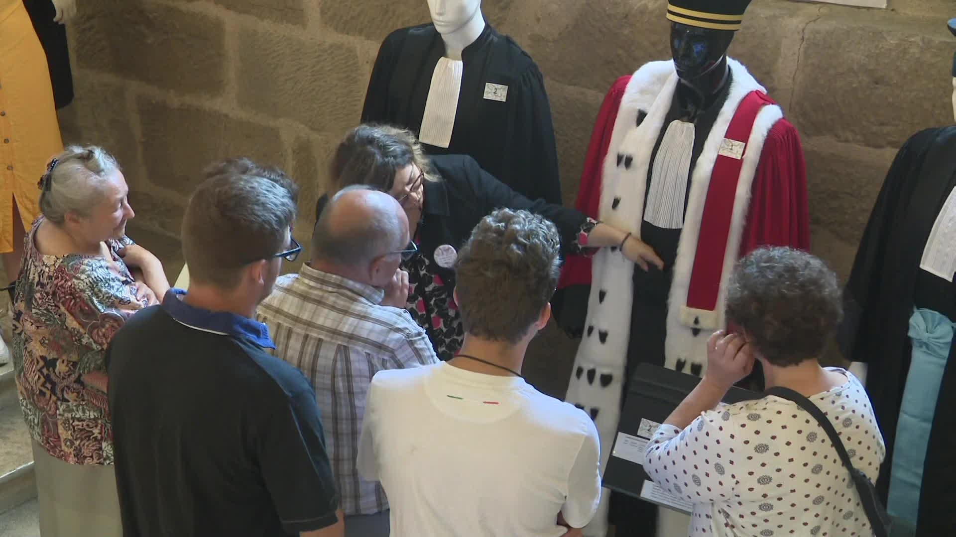 Ce samedi 16 septembre, à l'occasion des Journées du patrimoine, le tribunal de Brive-la-Gaillarde ouvrait pour la première fois ses portes aux curieux. S'il s'agit de découvrir les coulisses de ce lieu habituellement inaccessible, le but consiste surtout à mieux comprendre les mécanismes de la justice.