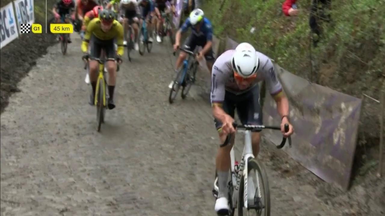 At the start of the climb of Koppenberg, Ivan Garcia Cortina, in the lead, was forced to dismount after a mechanical problem and was overtaken by Mathieu van der Poel who left his competitors behind.  The majority of the Dutchman's pursuers were forced to dismount because of the rain which made the road very slippery.  Only Matteo Jorgenson remains on his bike but the American loses ground on Mathieu van der Poel.