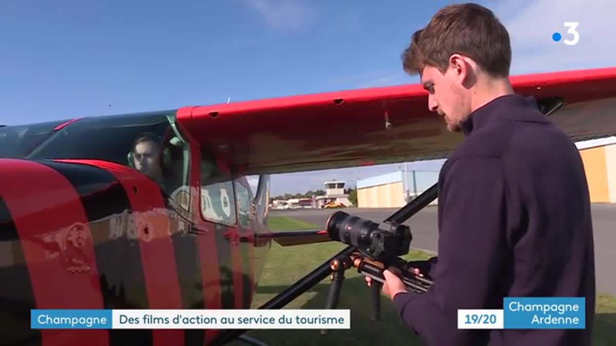 Atterrissage du parachutiste sur le toit de l'Aréna de Reims, avec en fond la cathédrale.