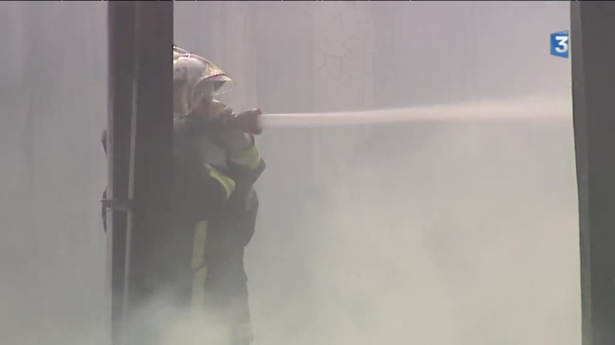 Tous les stocks de paille, de foin, d'engrais et du matériel agricole ont été détruits par l'incendie.