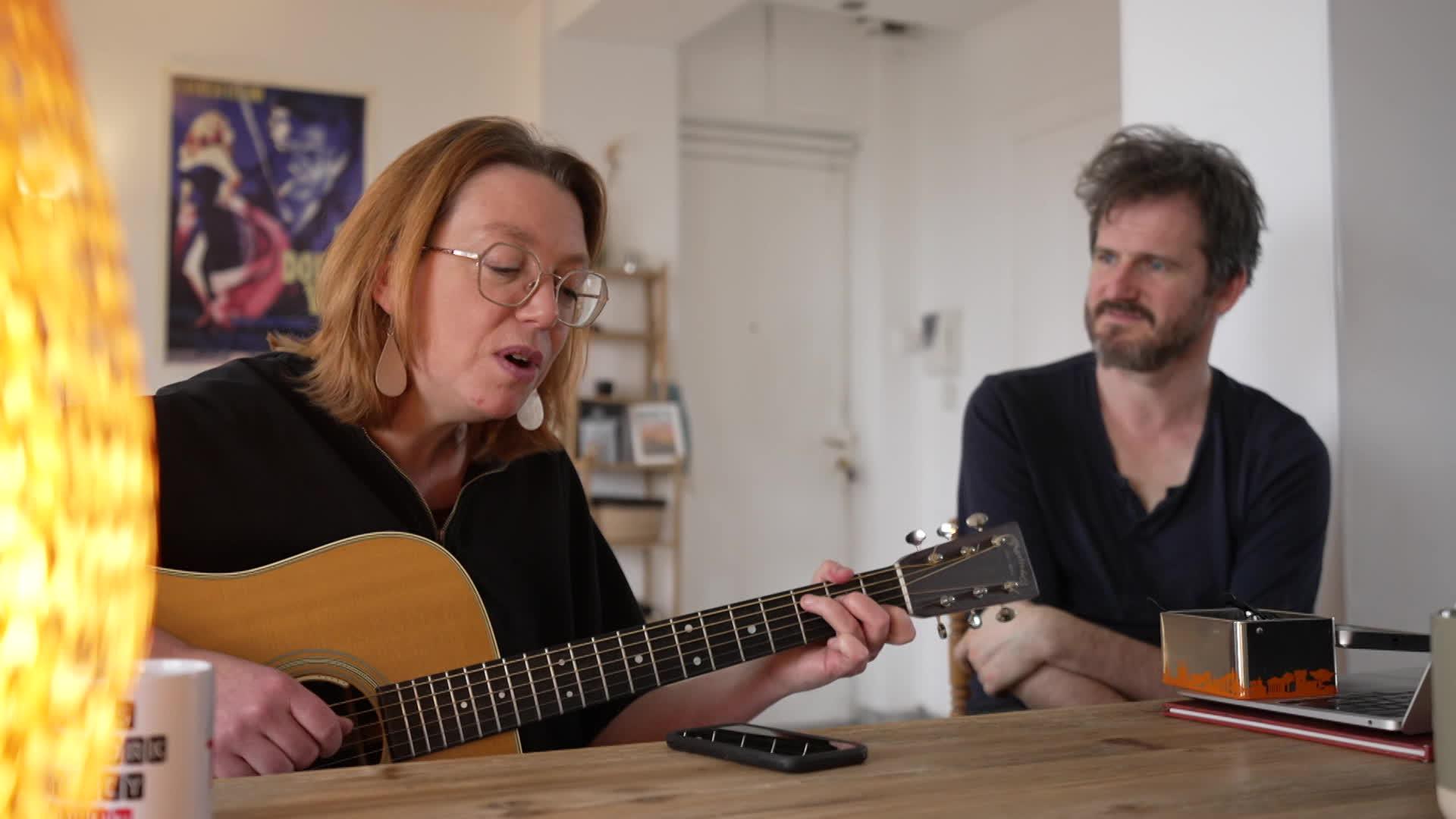 Evelyne Gallet a créé le "téléphone Ose". Offrir une chanson en live au téléphone à la personne de son choix