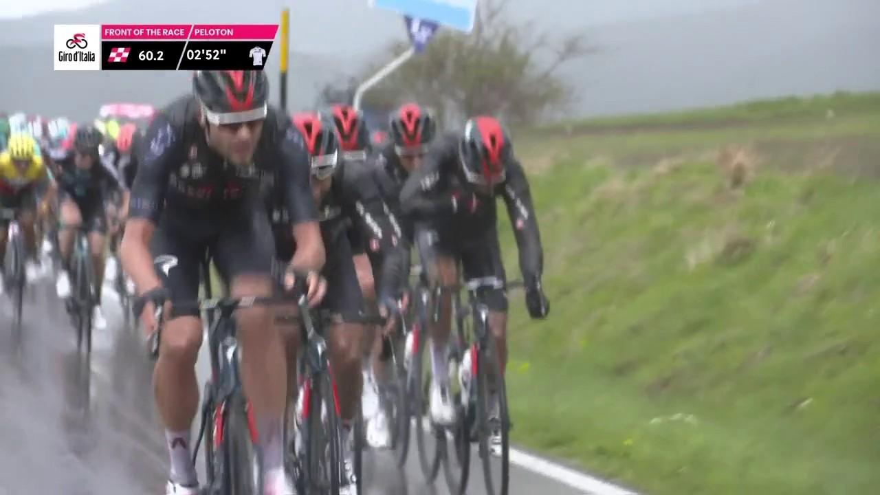 Le coup de bordure des Ineos Grenadiers fait exploser le peloton, Bardet en profite, dans cette sixième étape du Giro.