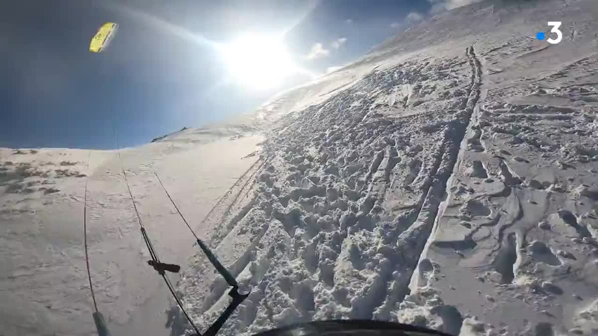 La voile du ski-kite permet aux skieurs de prendre de la vitesse et d'effectuer des vols de pente.