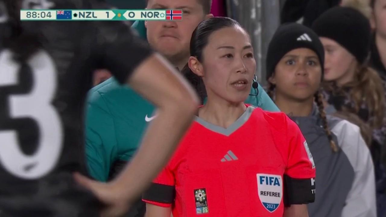 C'est la première décision commentée de la VAR avec l'arbitre Yoshimi Yamashita qui explique au public sa décision de siffler un pénalty en faveur de la Nouvelle-Zélande pour une main norvégienne.