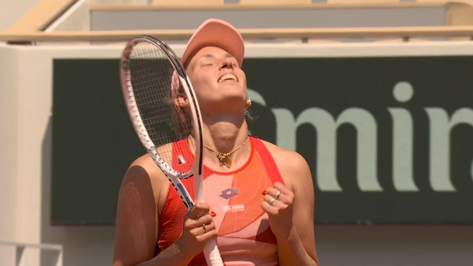 Tête de série n°28, la Belge a dominé la numéro 3 mondiale au troisième tour de Roland-Garros. Elise Mertens s'est imposée 6-1, 6-3 en 1h22 face à l'Américaine de 29 ans, maladroite tout au long de la rencontre (28 fautes directes).