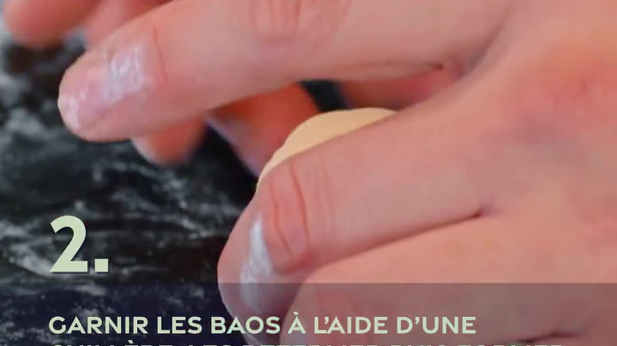 Préparer un pain bao à la saucisse de Morteau.