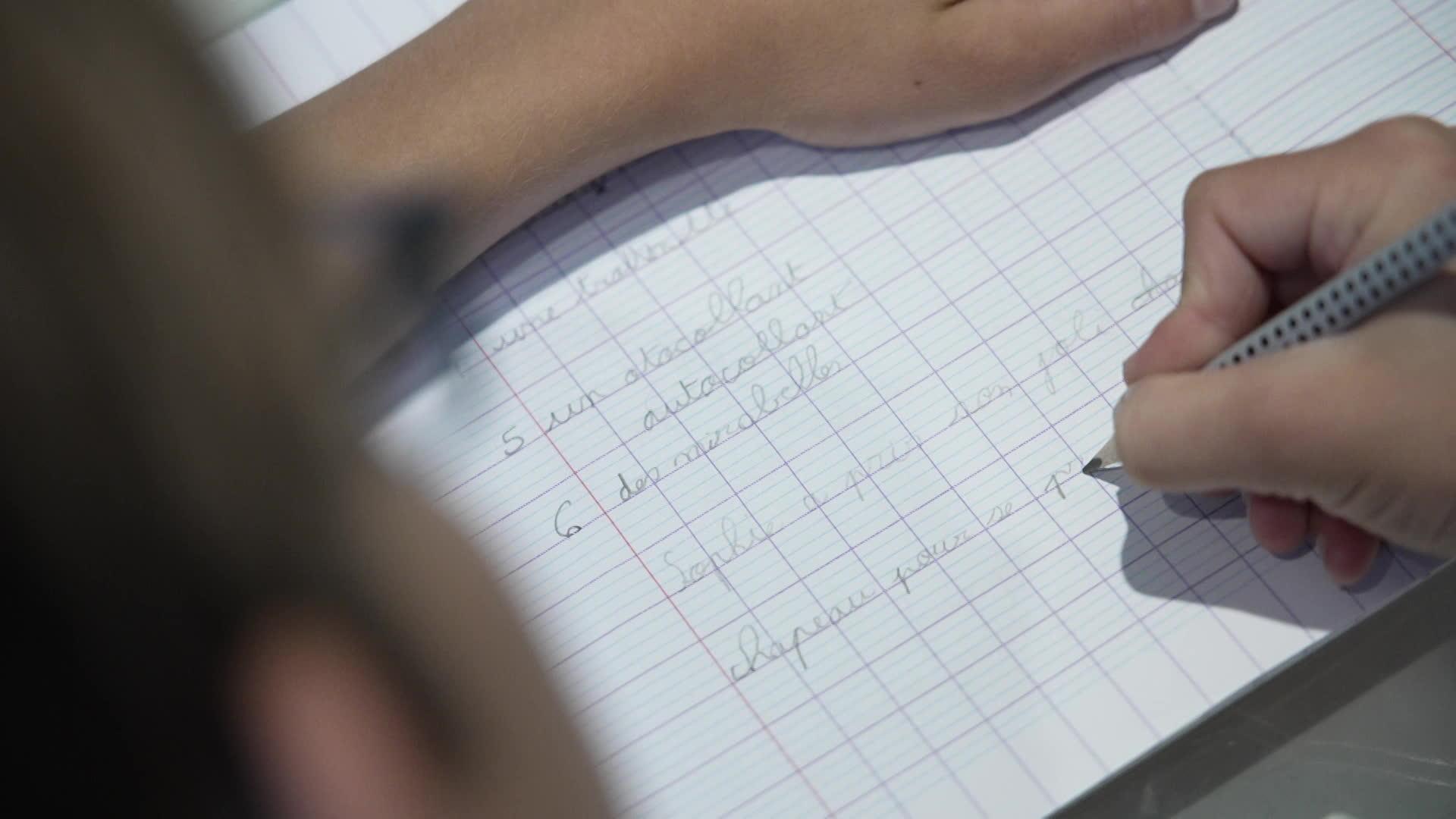 La dysgraphie est un problème d'écriture dans lequel les enfants ne parviennent pas à organiser et à coordonner leur écriture.