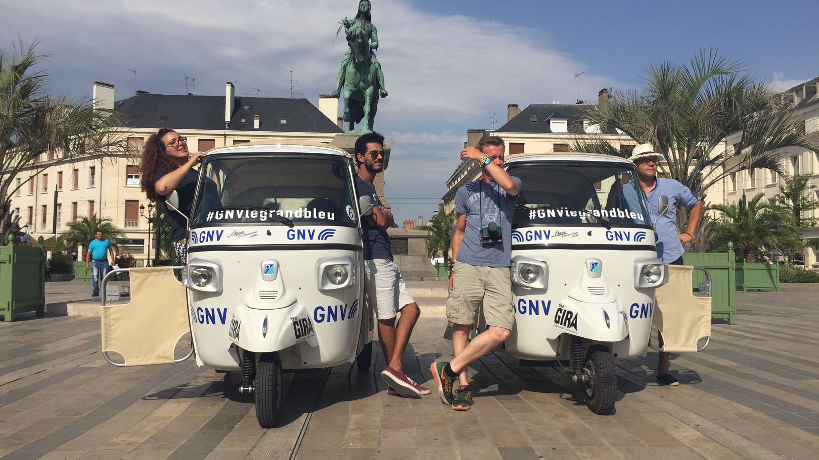 Les blogueurs place du Martroi avant de reprendre la route vers Châteauneuf-sur-Loire