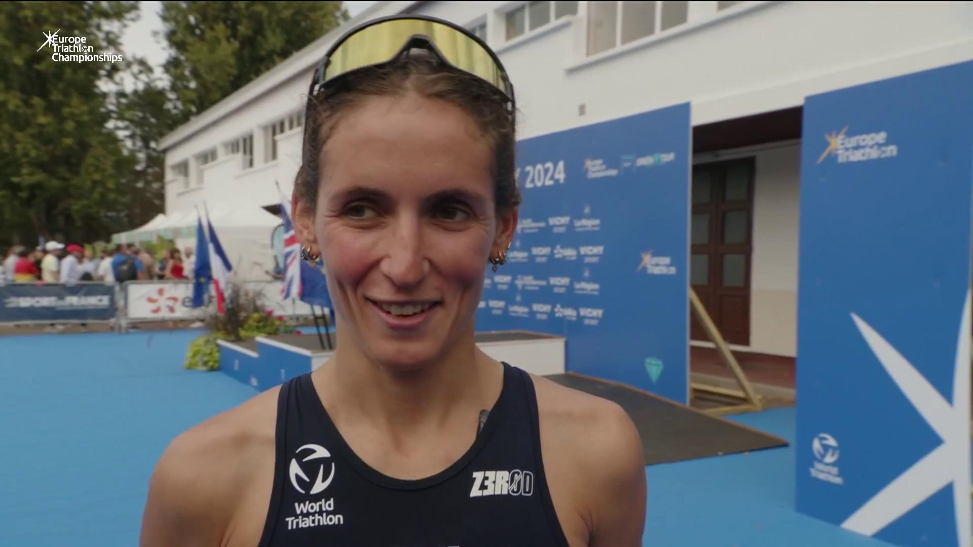 De nouveau vice-championne d'Europe de triathlon, Léonie Periault a longtemps cru au titre avant d'être rattrapée dans les derniers mètres. La Française est néanmoins satisfaite de sa performance.