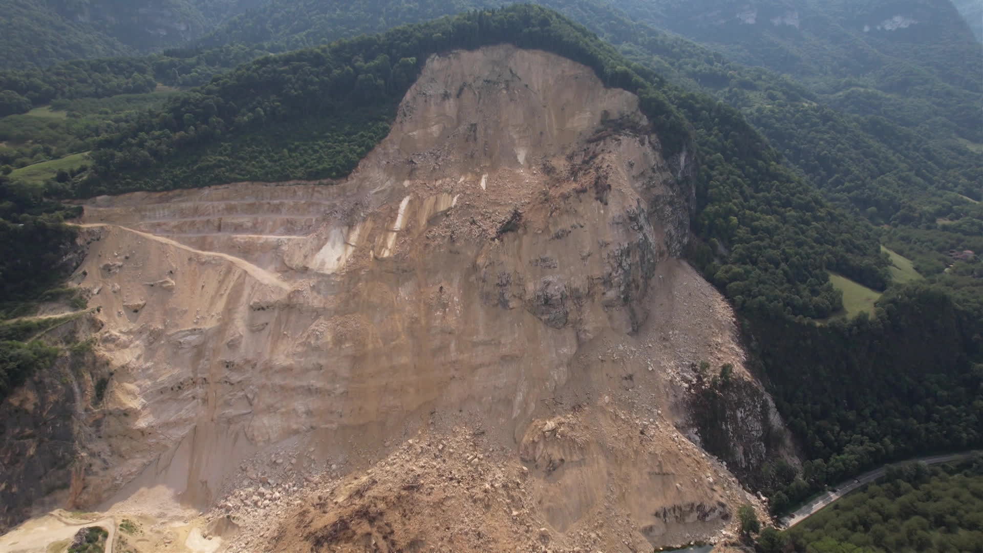 Le 25 juillet dernier, un pan de la montage s'était effondré sur la route reliant Grenoble à Valence. Quatre mois plus tard, les habitants de la Rivière attendent encore de connaître les causes de cet éboulement.