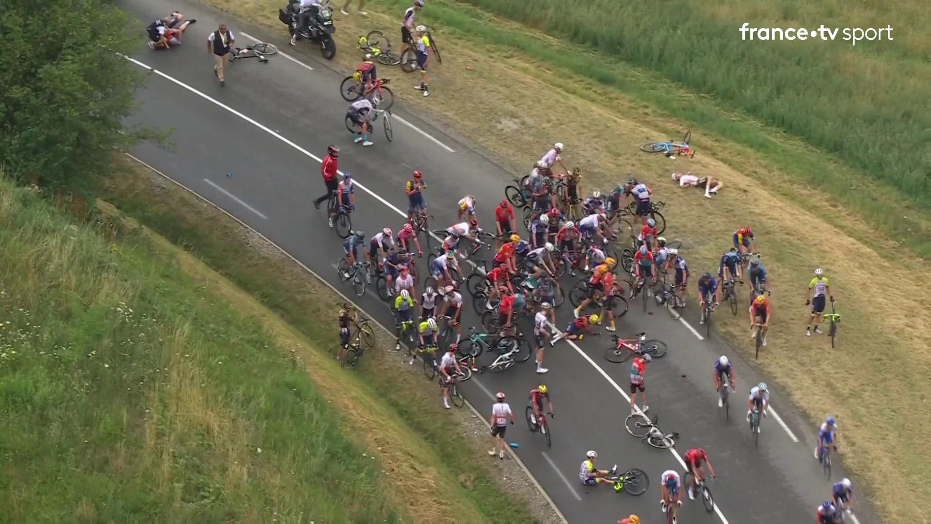 Après cinq kilomètres effectués dans cette 14e étape du Tour de France 2023, une chute massive au sein du peloton a mis de nombreux coureurs à terre sur une chaussée glissante. La course a été neutralisée. L'Espagnol Antonio Pedrero (Movistar) a abandonné tandis qu'Adrien Petit s'est relevé. Louis Meintjes, 13e du classement général, est quant à lui évacué sur civière.