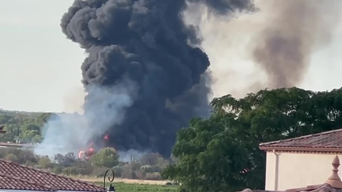 Paulhan (Hérault) - un feu de végétation s'est propagé vers l'entreprise Irrifrance où des plastiques sont stockés - 11 septembre 2023.