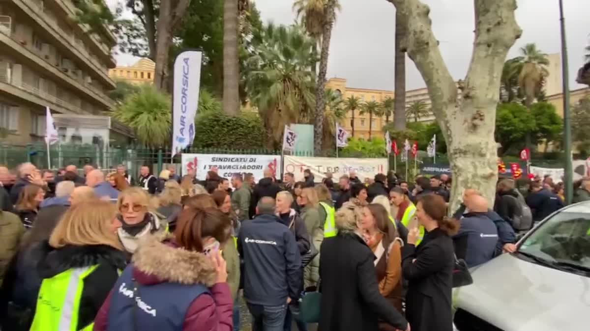 De nombreuses banderoles ont été accrochées aux grilles de l'Assemblée de Corse, avant le début des débats.