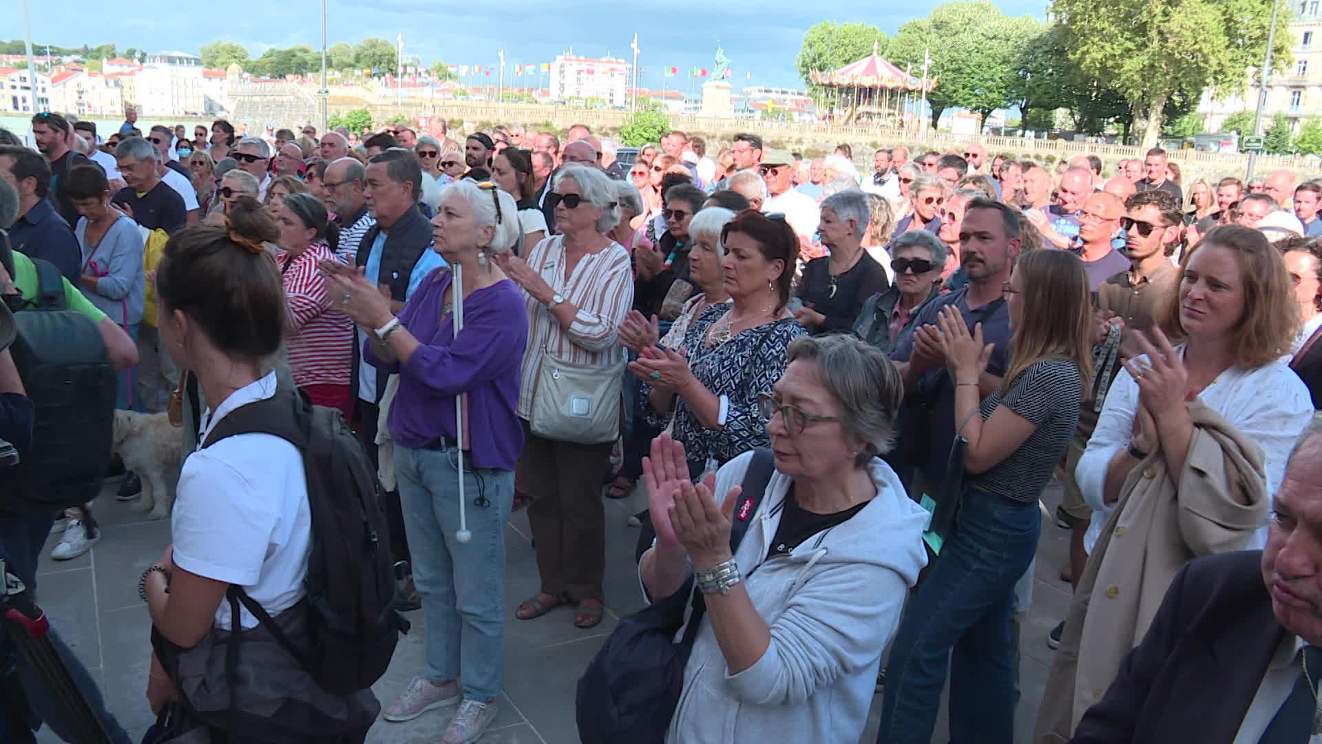 De nombreux Bayonnais se sont rassemblés devant la mairie de la ville ce 4 août vers 18 heures, en hommage au riverain tué pendant les fêtes.