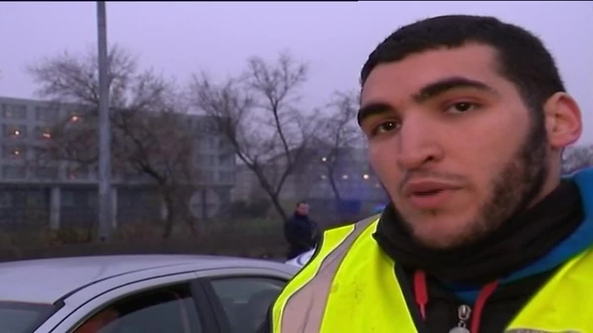 Des chauffeurs de VTC en colère, porte Maillot, à Paris, dimanche 18 décembre.