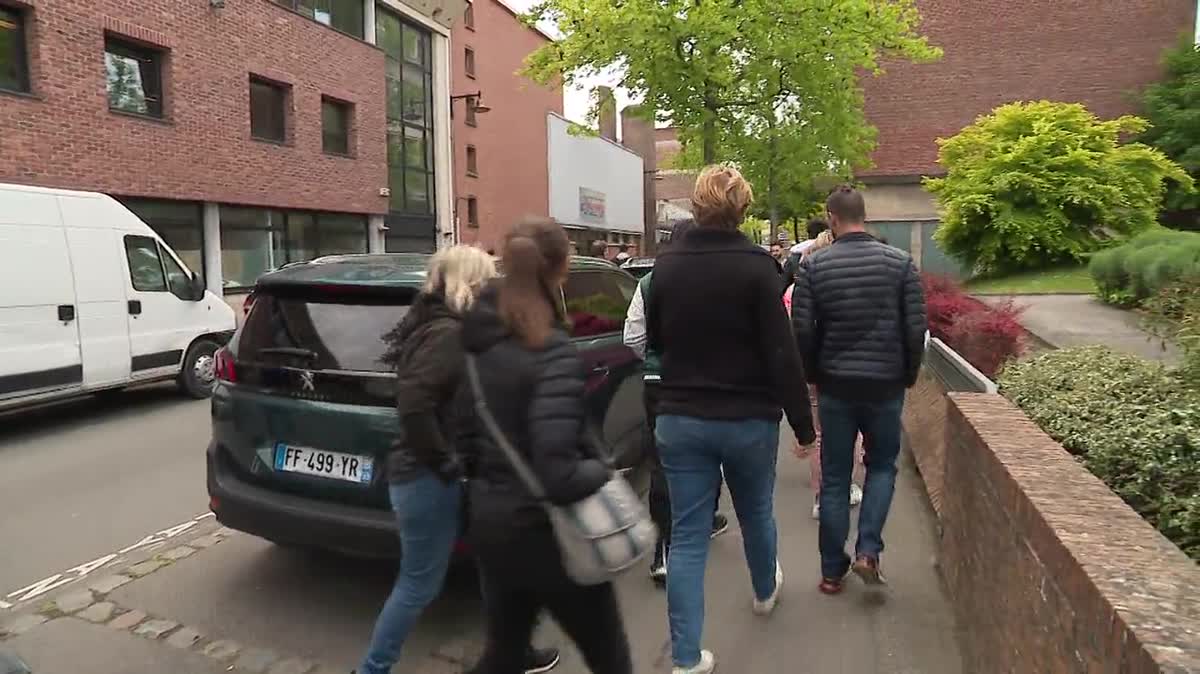 Délégation de kinésithérapeutes devant la CPAM de Valenciennes.