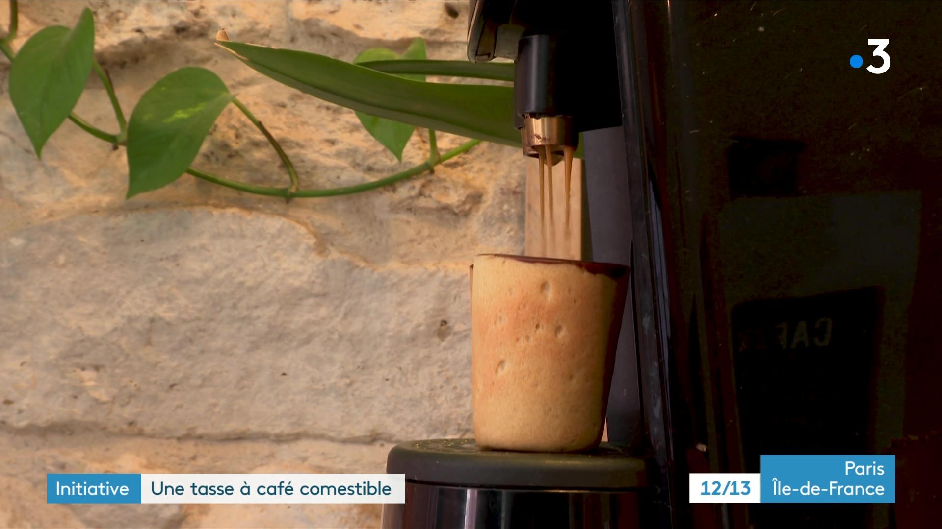 Une tasse à café comestible faite de biscuit et de chocolat