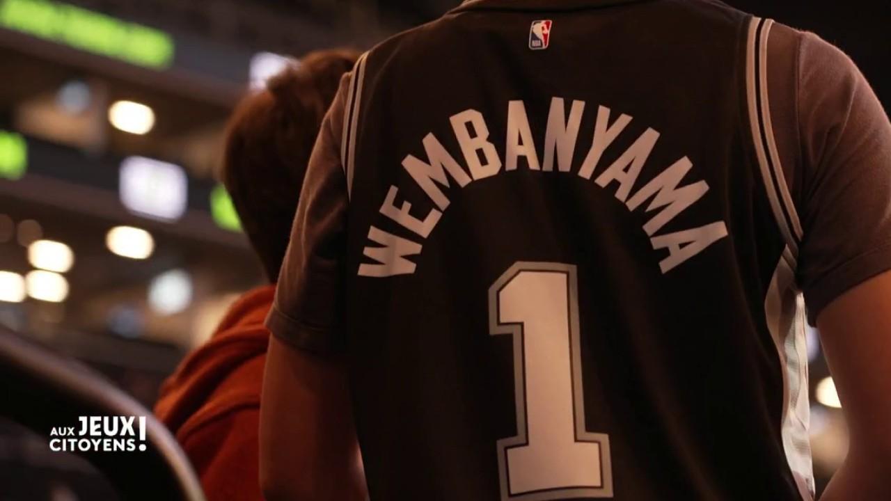 Depuis plusieurs années, le monde du basket est en ébullition face à l’émergence d’un prodige.  Victor Wembanyama.  Surnommé "Wemby"ce jeune joueur français est rapidement devenu une figure emblématique du sport, suscitant l'engouement et donnant naissance à ce que les fans appellent désormais le "Wembymanie".  Nous sommes allés mesurer la popularité du basketteur français lors d'un match NBA à New York.  Images NBA/Getty Images