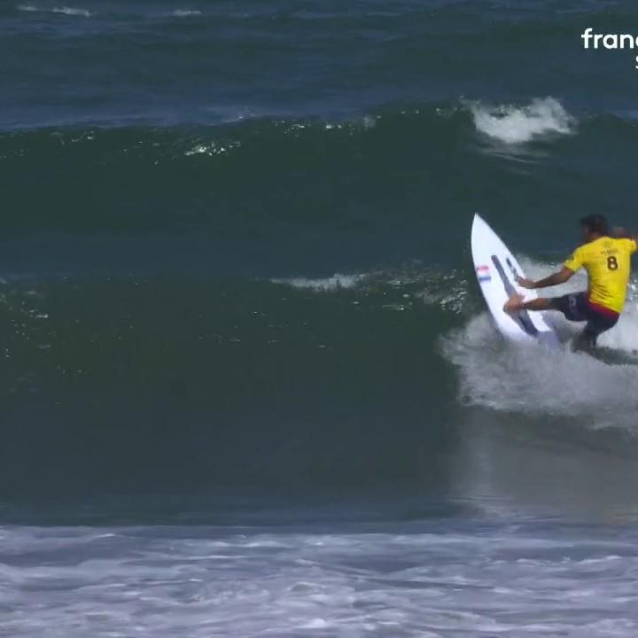 Le surfeur français reste en lice dans le concours grâce à une deuxième place dans sa série de repêchages. Il rejoint Michel Bourez en 8es de finale. La série de Pauline Ado débute à 8h40.