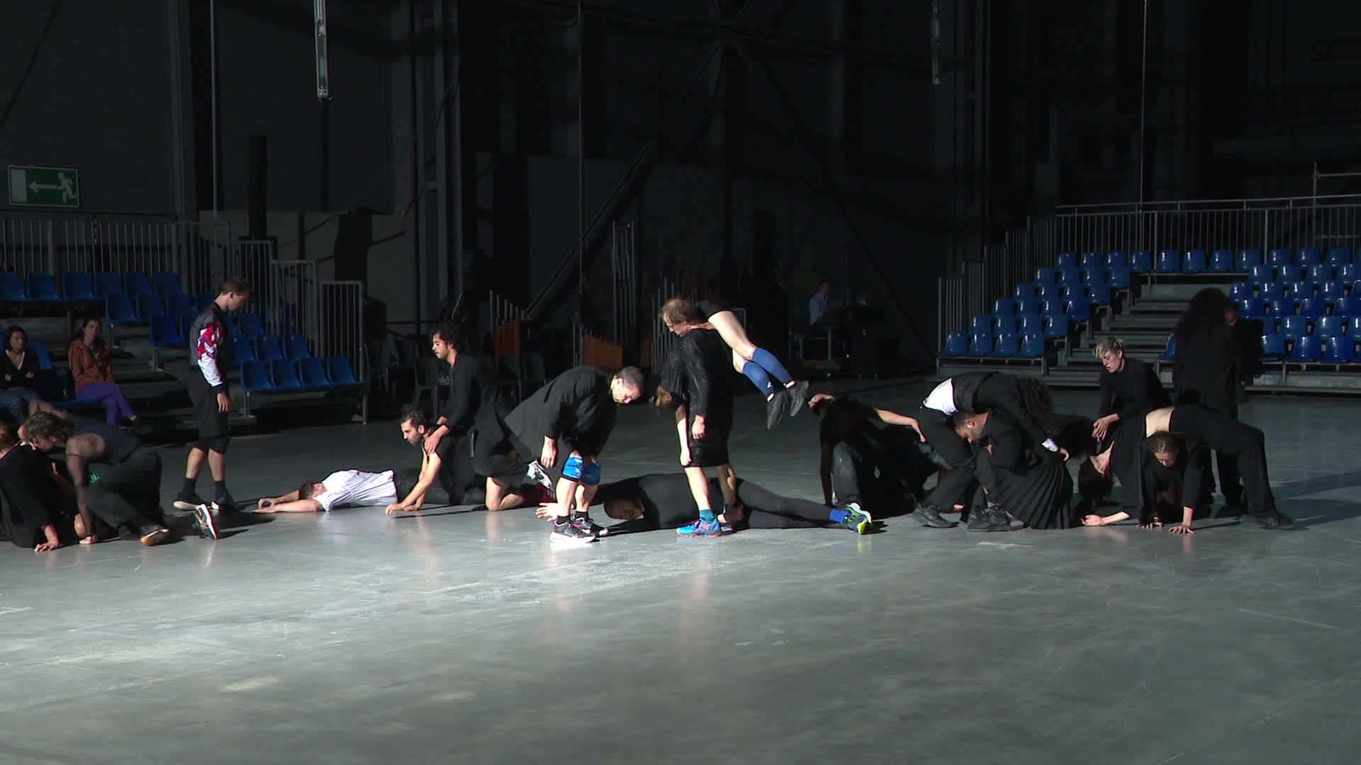 Le chorégraphe savoyard Boris Charmatz, électron libre de la danse contemporaine, propose "Liberté Cathédrale", une toute nouvelle création empreinte de spiritualité. Sur scène, une troupe franco-allemande de 26 danseurs.