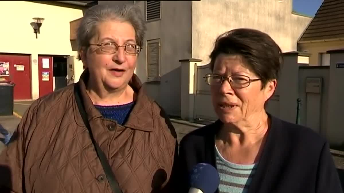 Dans un bureau de vote, à Mormant, en Seine-et-Marne.