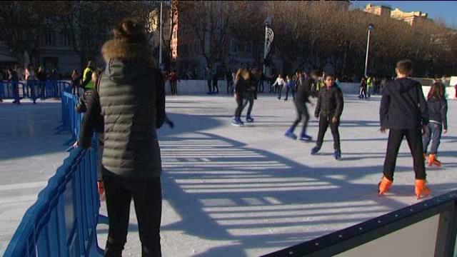 ILLUSTRATION - La patinoire de Bastia (Haute-Corse), montée pendant les vacances d'hiver. 