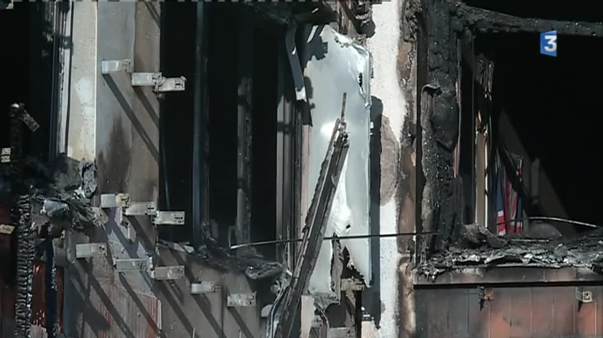 Le collège de Coulonges-sur-l'Autize (79) ce lundi matin après l'incendie du week-end.