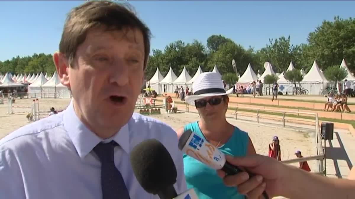 Le ministre de la Ville, de la Jeunesse et des Sports en visite à Lamotte-Beuvron (Loir-et-Cher) à l'occasion des championnats de France d'équitation.