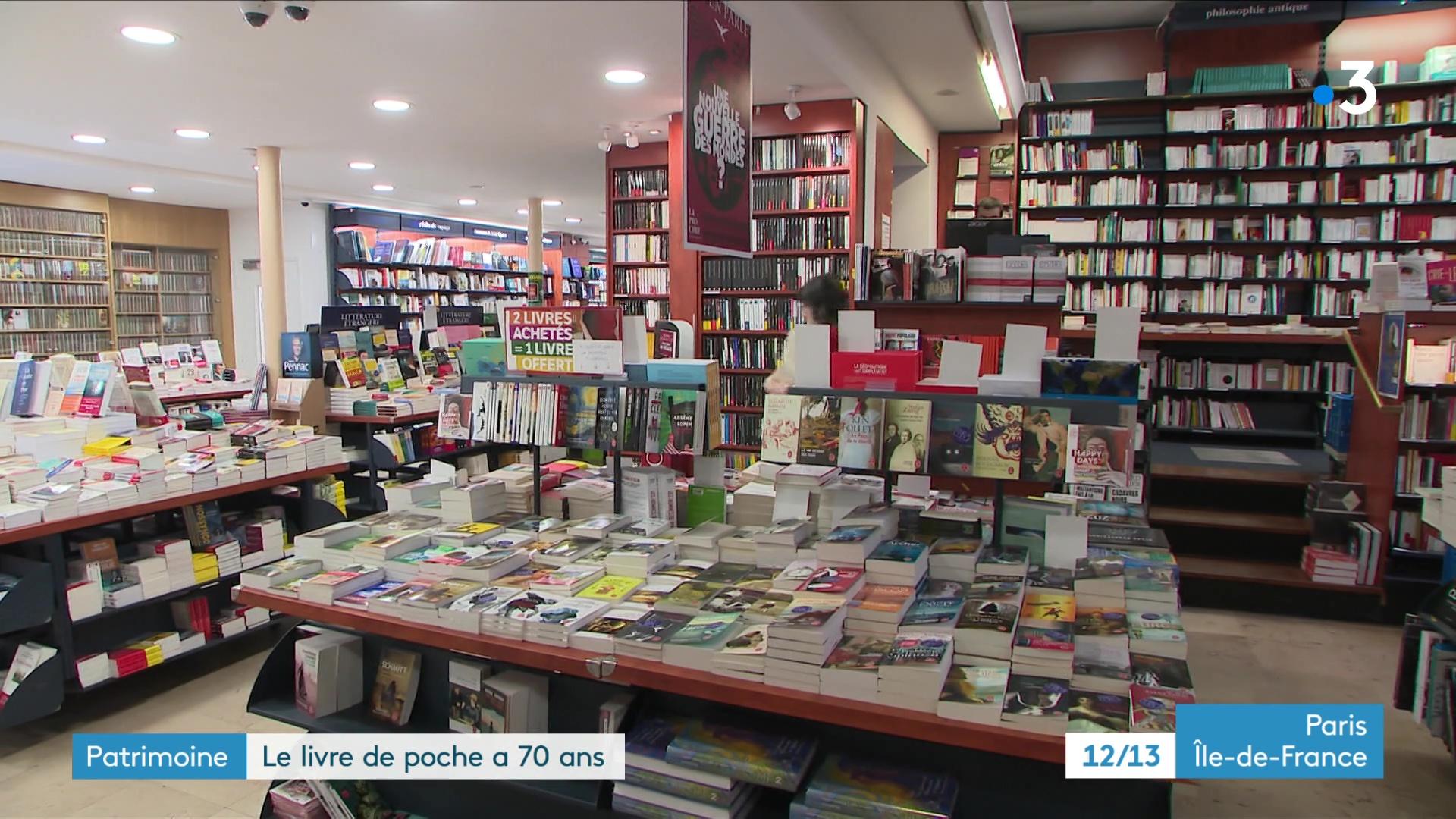 Une étagère remplie de livres de poche