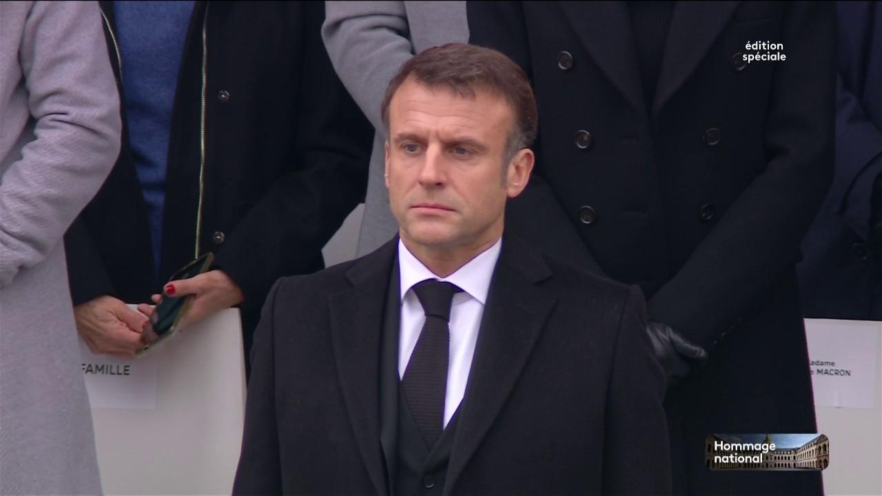 Après une Marseillaise entonnée devant un drapeau français, l'orchestre de la Garde républicaine a entonné la Marche funèbre de Chopin alors que les portraits des victimes sont portés hors de la cour des Invalides.