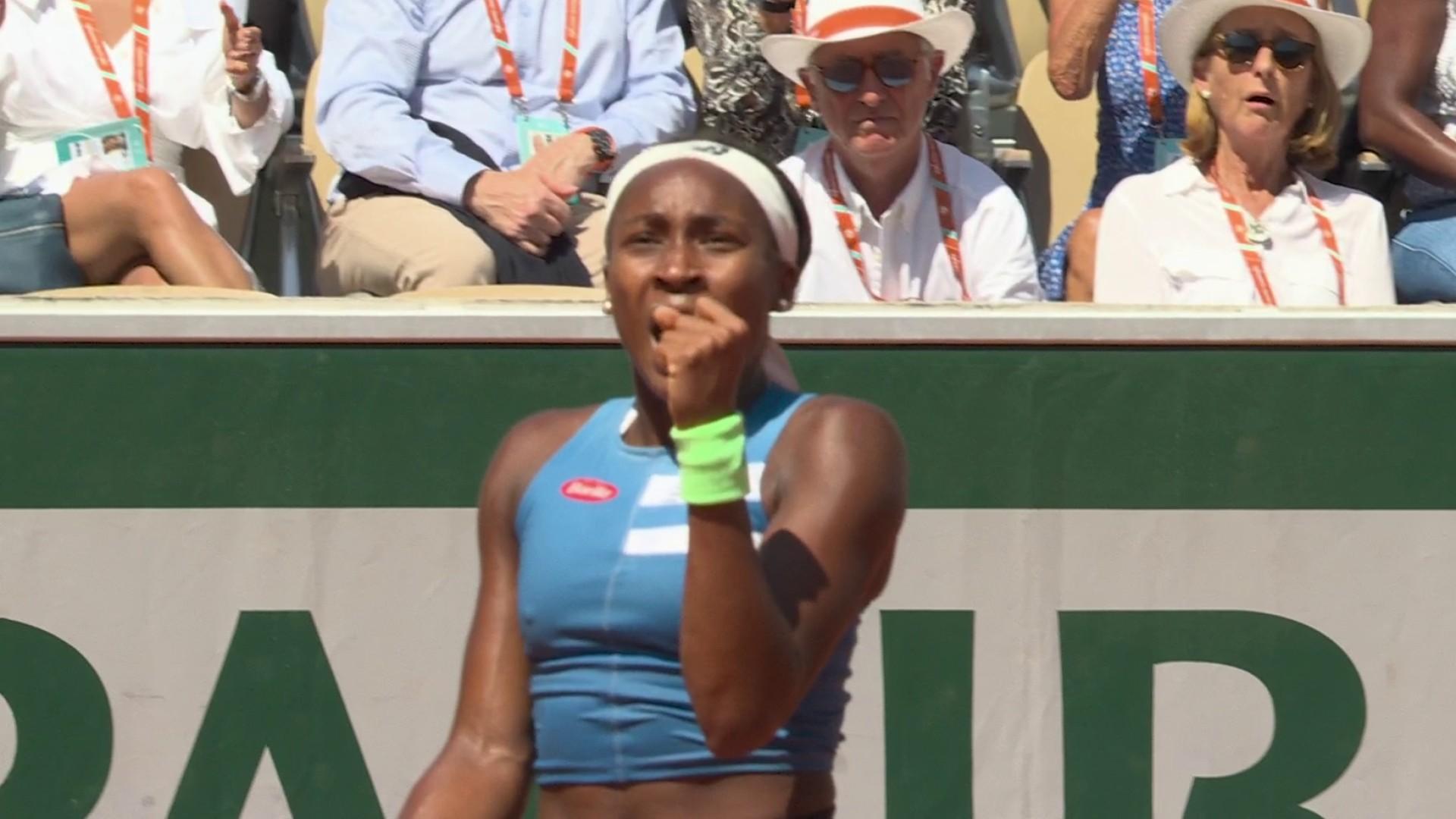 Sur le Court Suzanne-Lenglen, Mirra Andreeva, à peine 16 ans, et Coco Gauff, 19 ans, se disputent une place en huitièmes de finale. Les deux joueuses, qui mènent un rude combat, en sont à une manche partout.