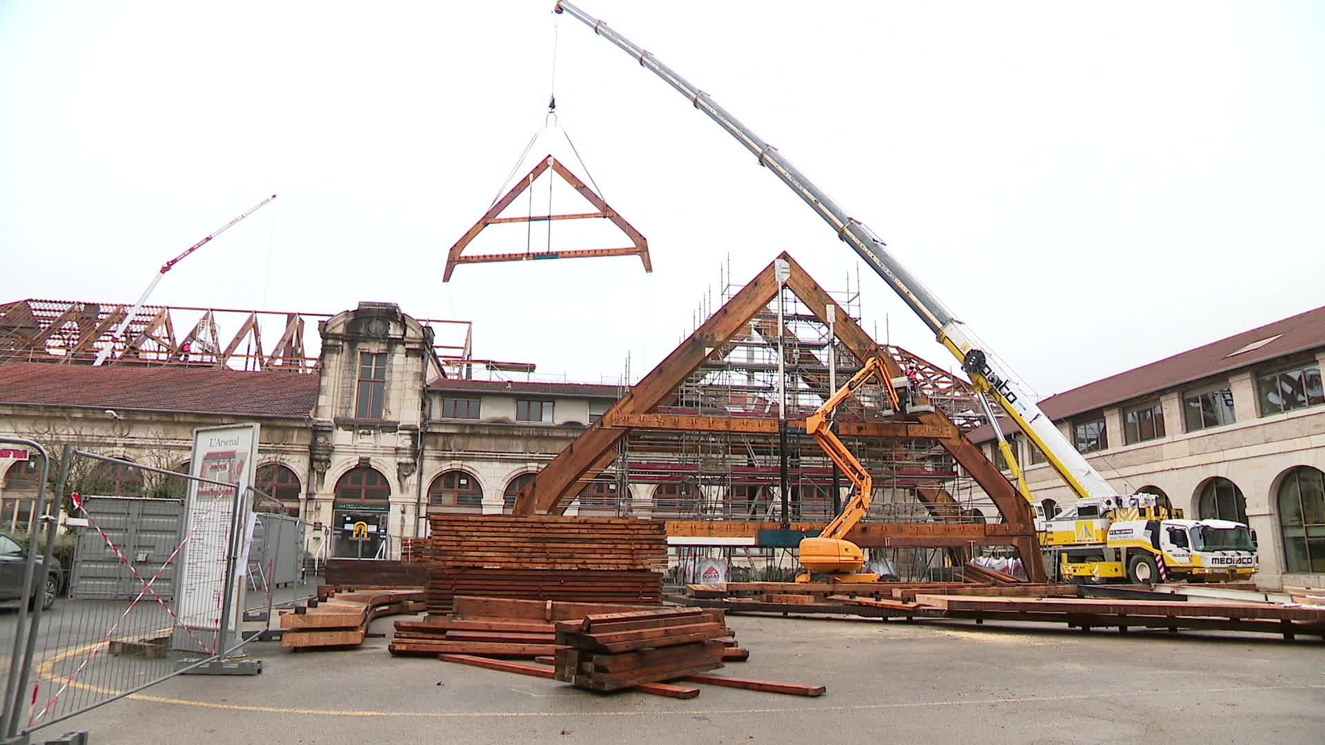 La déconstruction de la charpente a débuté.