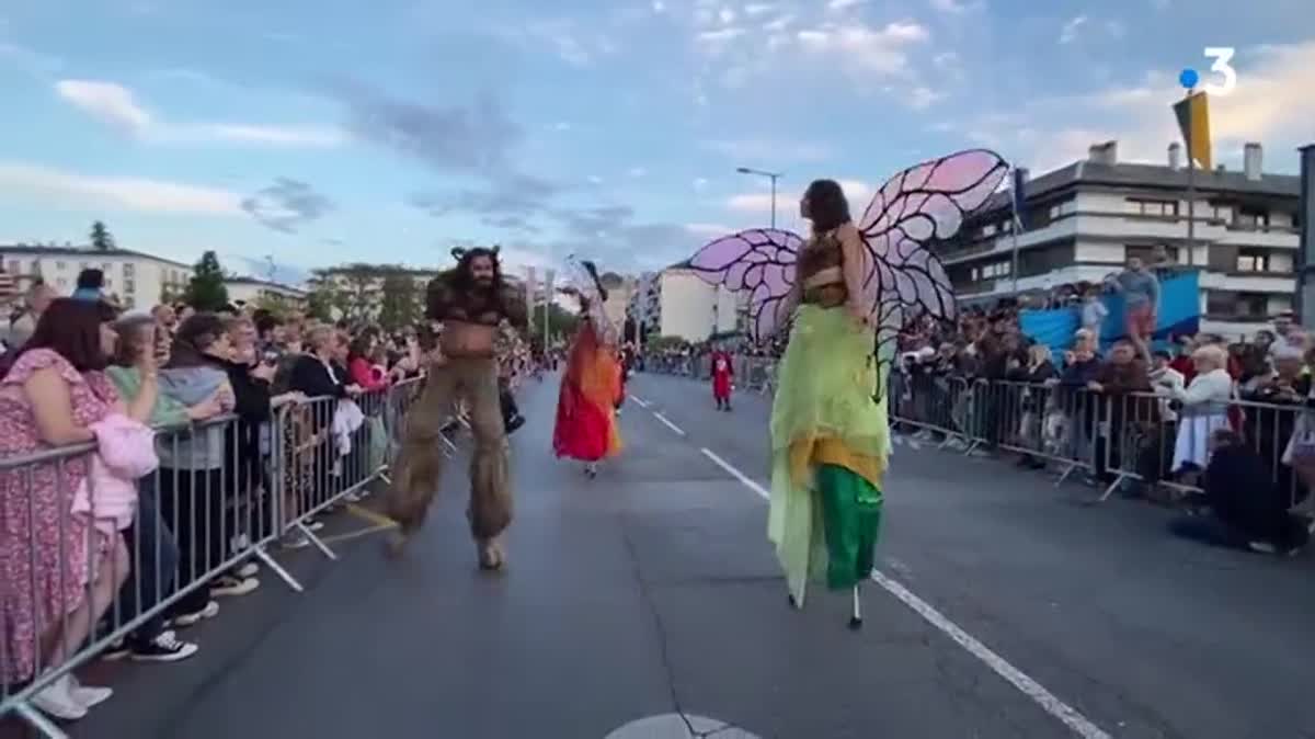 Départ de la grande parade depuis la basilique Saint-Remi de Reims, le soir des Fêtes johanniques de 2024.