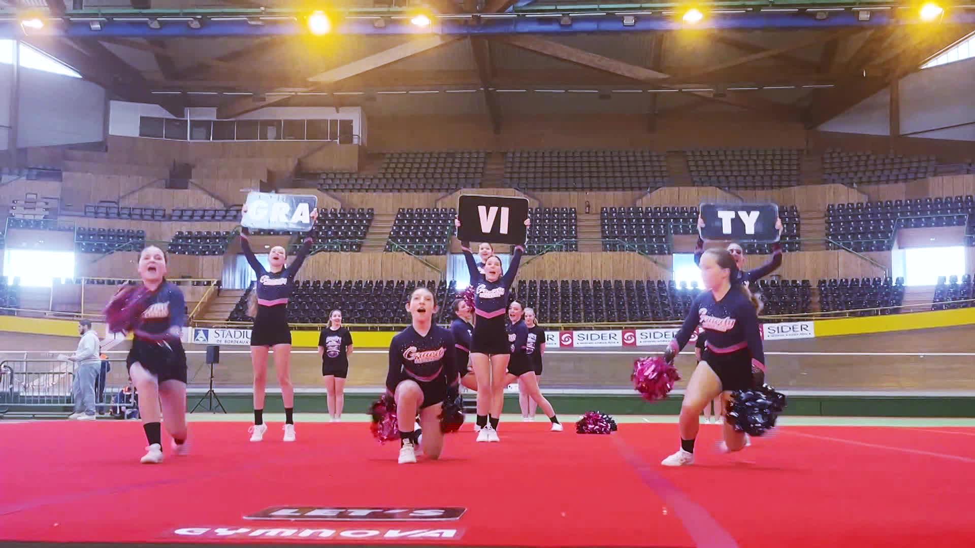 Le Stadium vélodrome de Bordeaux a accueilli dimanche 26 mars pour la première fois les qualifications pour la finale du championnat de France de cheerleading, un sport encore méconnu et qui gagne du terrain.