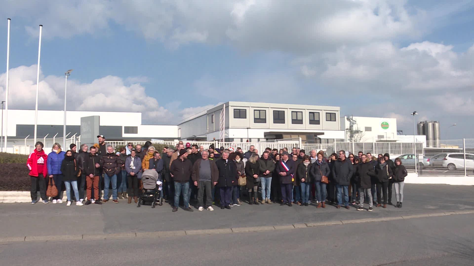 Des salariés de l'usine Buitoni de Caudry affichent une banderole sur leur site de production.