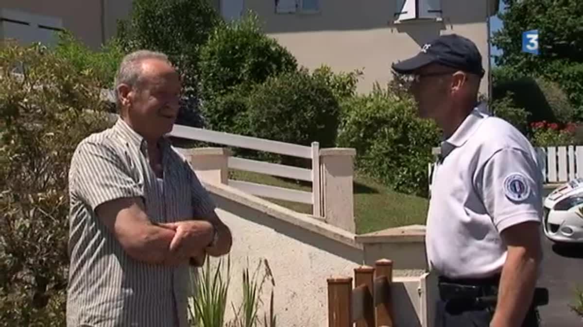 Des policiers de Limoges vérifient qu'un domicile n'a pas été visité pendant l'absence des propriétaires