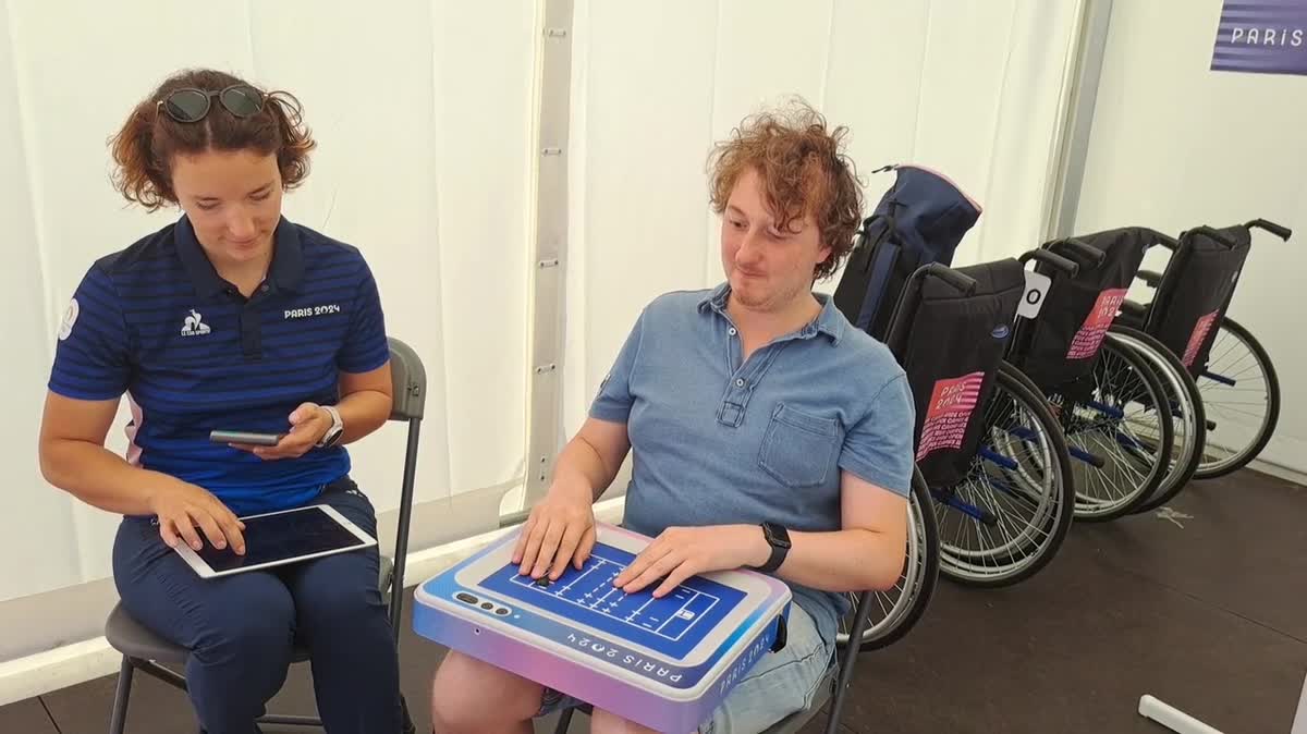 Mathys Foreau, déficient visuel, teste une tablette tactile permettant de suivre la position du ballon en direct