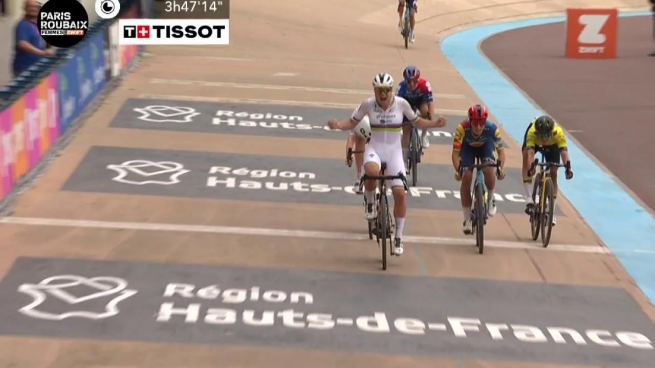 Avec le maillot de championne du monde, Lotte Kopecky remporte la Classique Paris-Roubaix.