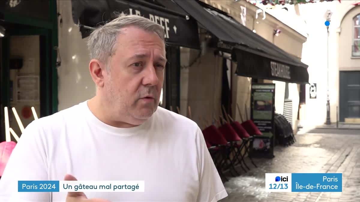 Derrière son bar, Christophe attend les touristes en espérant une fin de saison estivale plus dense.