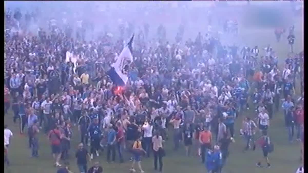 A Belfort, les supporters du Racing Club de Strasbourg fêtent la montée de leur club en Ligue 2 le 27 mai 2016.