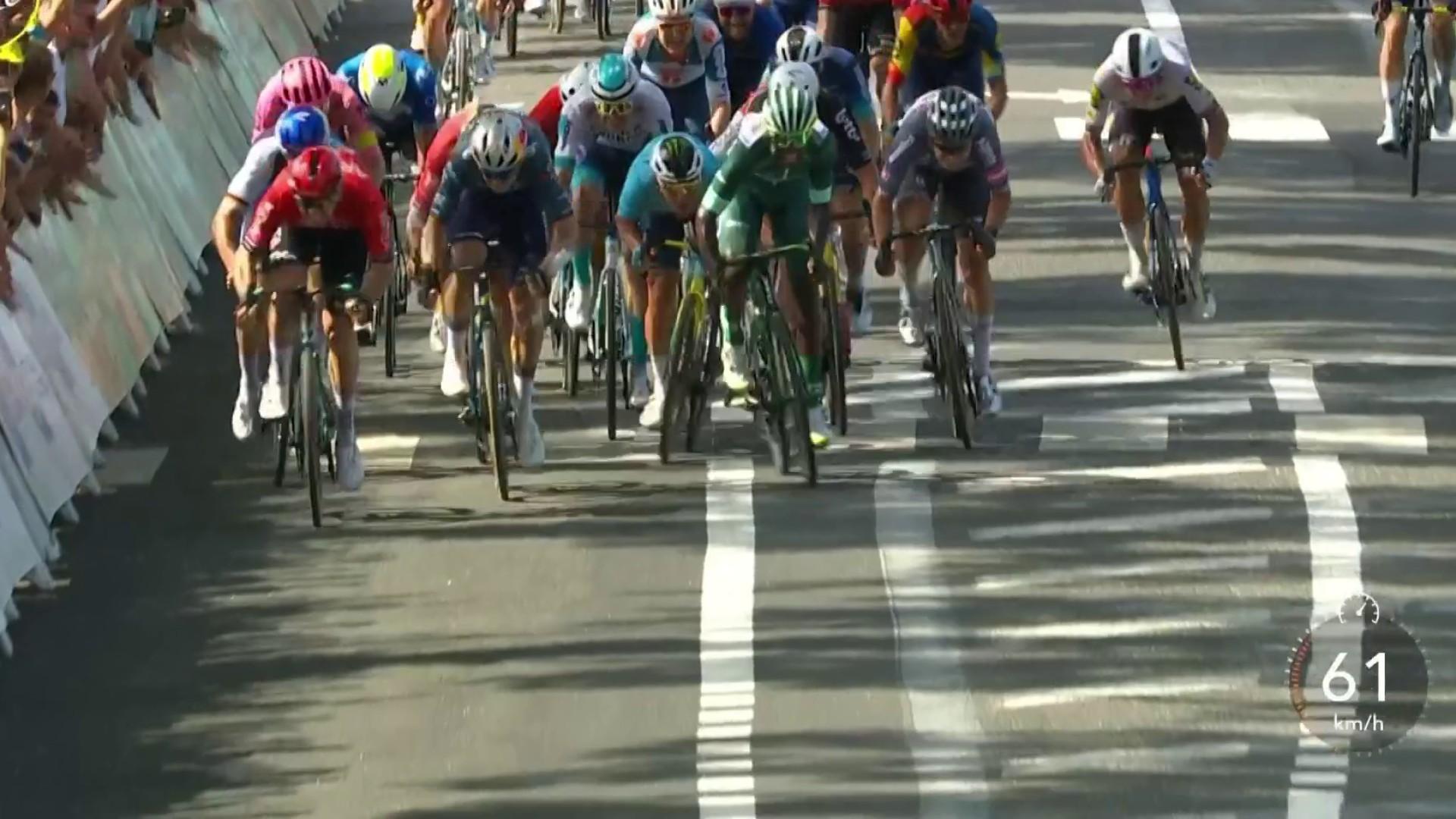 Biniam Girmay (Intermarché - Wanty) remporte sa troisième victoire d'étape sur ce Tour de France 2024. L'Érythréen, maillot vert, l'emporte devant Wout van Aert (Visma | Lease a Bike) et Arnaud Démare (Arkéa - B&B Hotels).