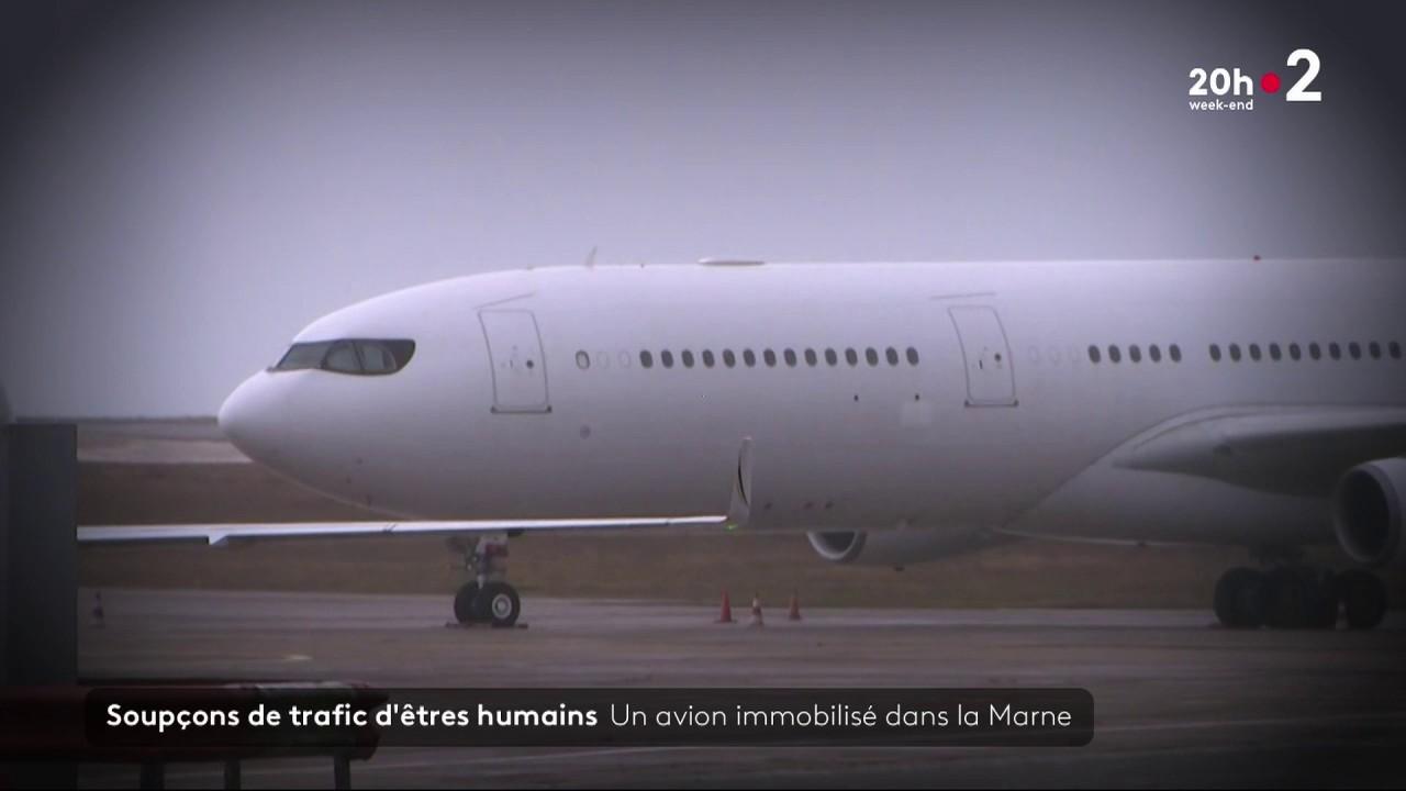 Soupçons De Trafic Dêtres Humains Un Avion Immobilisé à Laéroport